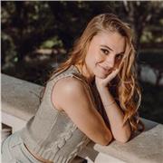 Doy clases particulares de idiomas como francés, castellano, catalán e inglés. También doy refuerzo a alumbos de primaria, ESO y bachillerato